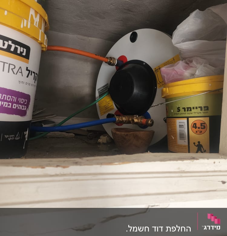 דוד שמש עם צינורות צבעוניים וחיבורים